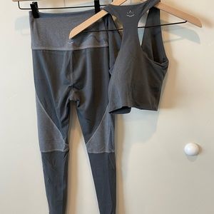 Beyond Yoga Two Tone Gray Colorblock Set